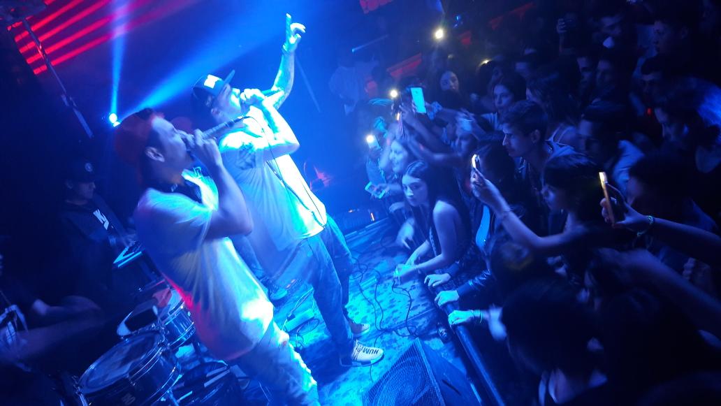 ArielCoox's tweet photo. @spacium  todo un éxito #de la calle #cane @Alan_Dlc @EL_DELACALLEOK así arranca la gira por Uruguay.. https://t.co/pcD8W9wRwL