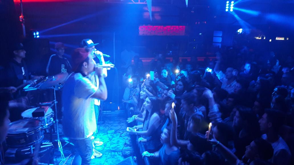 ArielCoox's tweet photo. @spacium  todo un éxito #de la calle #cane @Alan_Dlc @EL_DELACALLEOK así arranca la gira por Uruguay.. https://t.co/pcD8W9wRwL