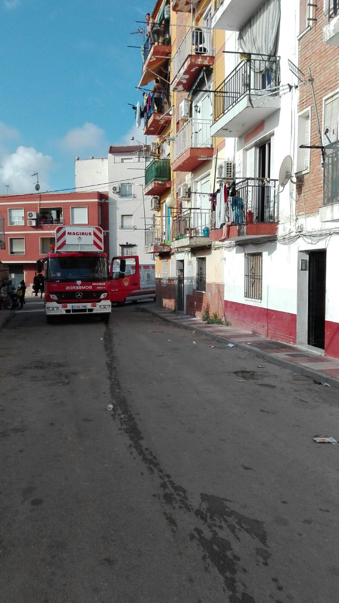 PLBailen's tweet photo. Acudimos con bomberos de #Linares y Serv. de Proteccion y Rescate a un incendio en C/Paquita Torres. Un herido leve por quemaduras y humo https://t.co/qgv7AYAfI1