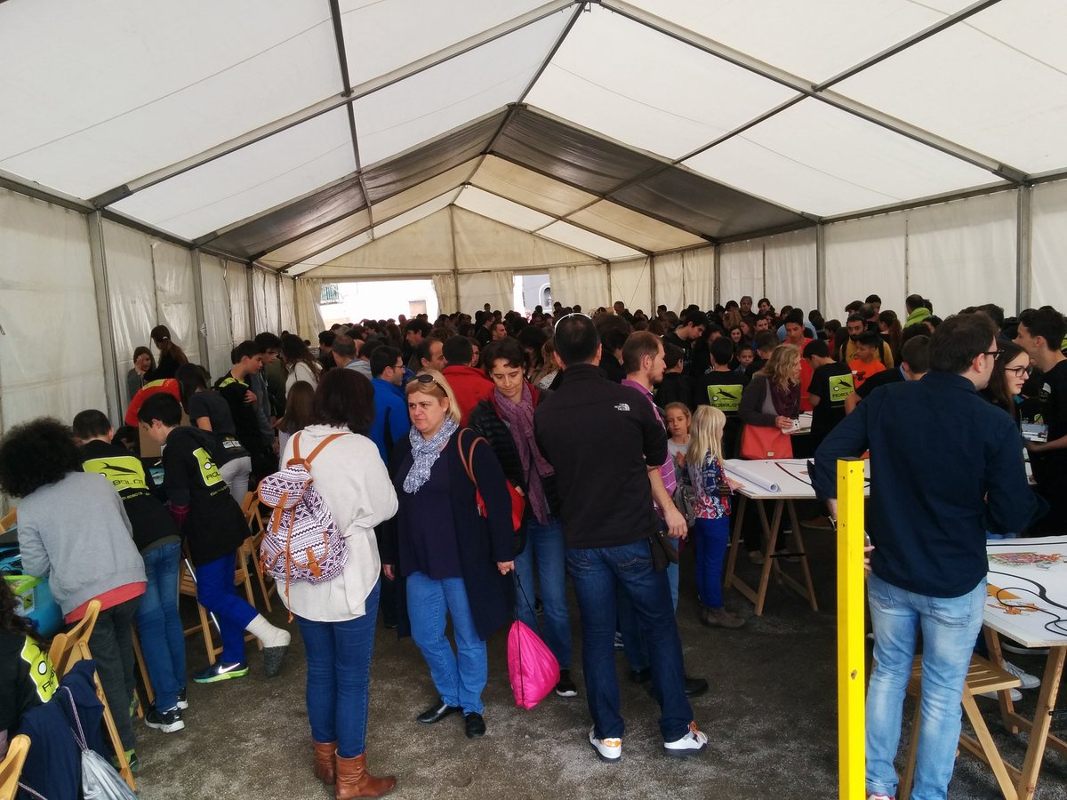 akirasan's tweet photo. En la Carpa del #ROBOLOT hay mucha, mucha actividad. Entre talleres y competiciones de sumo https://t.co/xOYciGHN4i