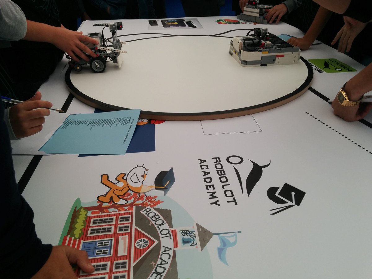akirasan's tweet photo. En la Carpa del #ROBOLOT hay mucha, mucha actividad. Entre talleres y competiciones de sumo https://t.co/xOYciGHN4i