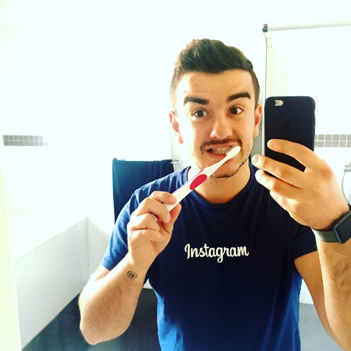 Savinienn's tweet photo. Nouveau test à venir sur le blog, la brosse à dents #InavaHybrid ! Un mélange entre brosse à dents classique et brosse à dents électrique 😁😁 https://t.co/7aWpaaTmPv