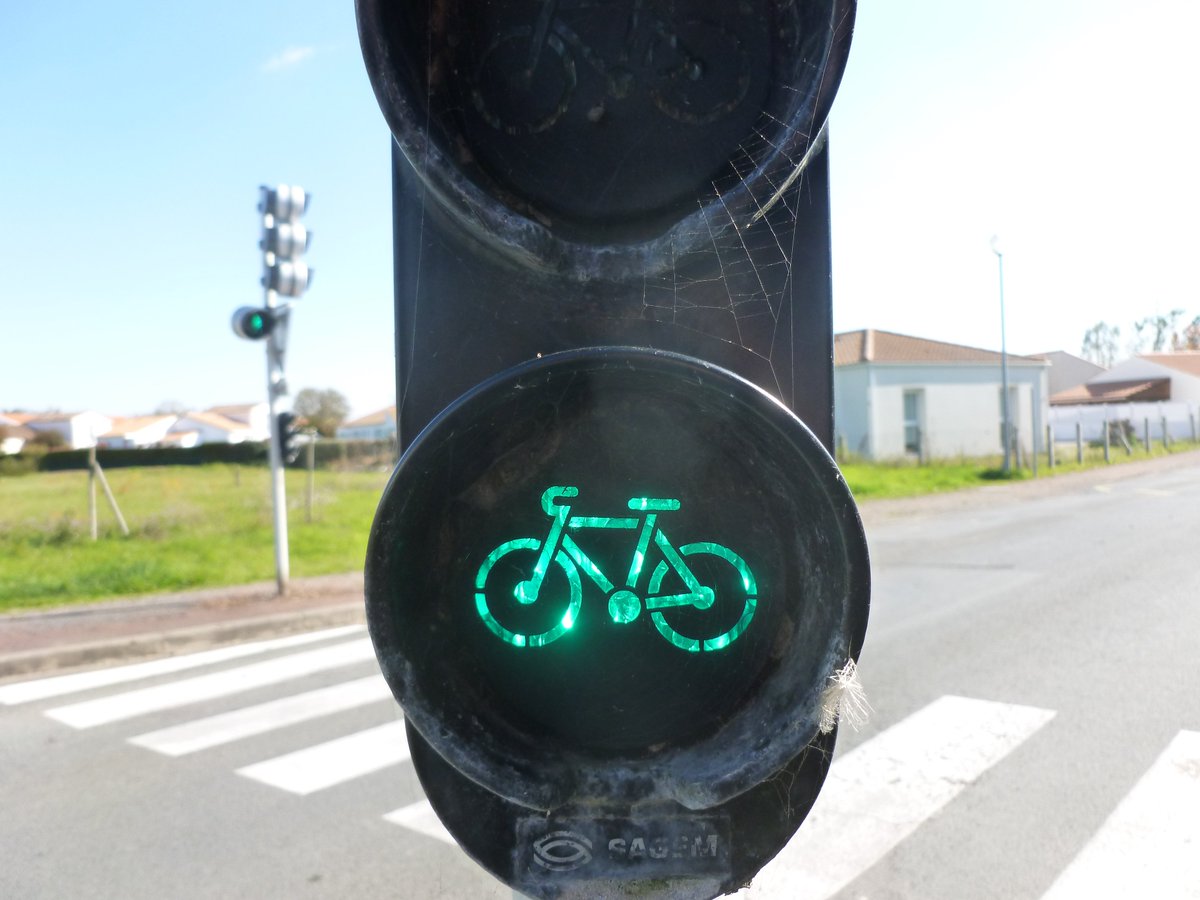 VendeeBikes's tweet photo. Another #longweekend here in #France! green light to go... enjoy the #weekend #cycling #bike #fun https://t.co/CG7p80DWaB
