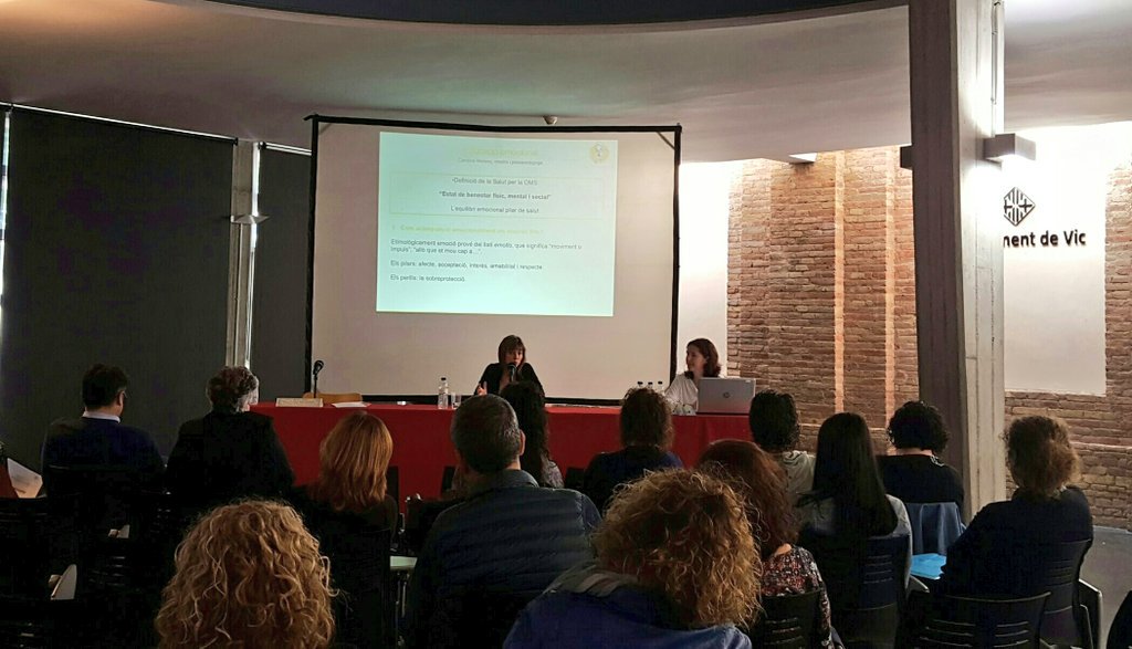 CAMPOSESTELAcom's tweet photo. Comencem amb la Carolina Moreno que ens parla del benestar físic, mentalni social i de com treballar amb els infants #vospatour https://t.co/QpUoDrSjLJ