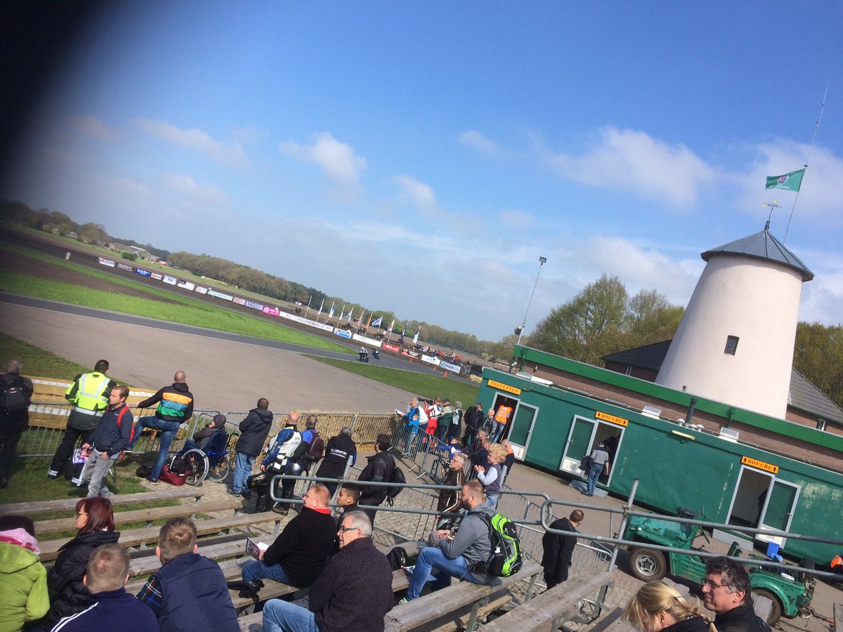 PieterBotman's tweet photo. Brommers kiekn in Hengelo (Gld). Lekkere 2T sounds op de vroege morgen. #wegrace #Varsseveld https://t.co/iBbLwRzMzg