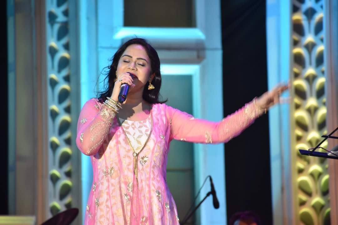 ShivmandirFest's tweet photo. Singer @bela_shende performed at #ShivmandirArtFestival #Ambarnath.
Witness the biggest Art Festival of the City.... 5th, 6th &amp; 7th May 2017 https://t.co/cC5JPsnVke