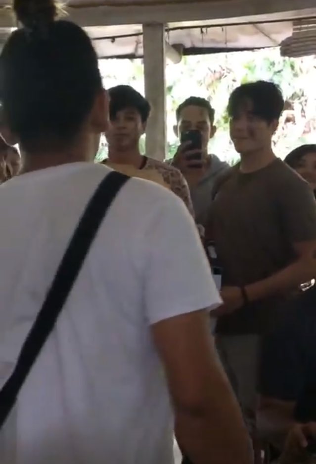 alwayswanderer's tweet photo. THIS SQUAD THO. 😂😂😂 Si @SuperElmo at @loyzagadiegs yung mga kaibigan mong supportive pag may pino-pormahan ka. HAHAHAHA https://t.co/6WiuN47CZW