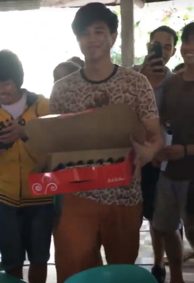 alwayswanderer's tweet photo. THIS SQUAD THO. 😂😂😂 Si @SuperElmo at @loyzagadiegs yung mga kaibigan mong supportive pag may pino-pormahan ka. HAHAHAHA https://t.co/6WiuN47CZW