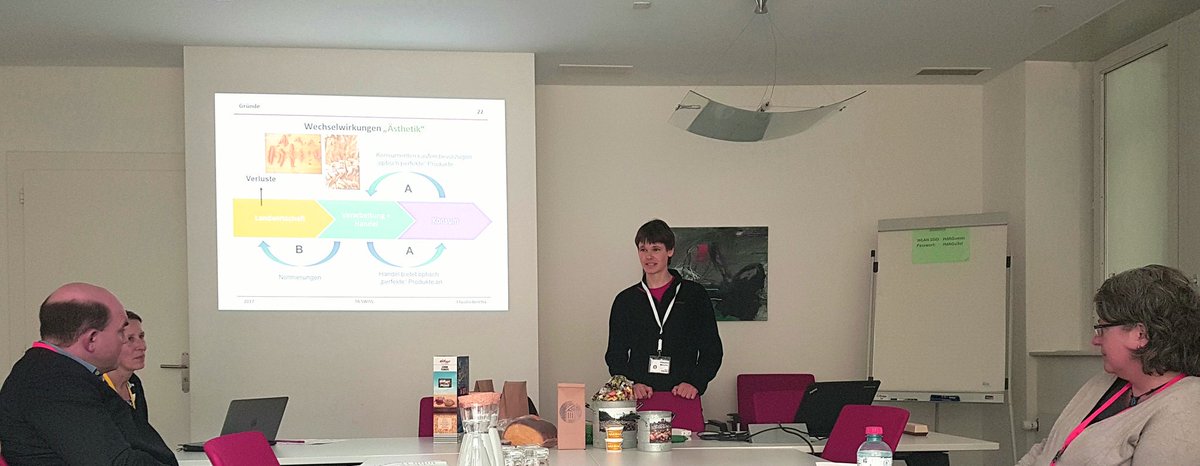 ScienceEtCite's tweet photo. Was kann man auf politischer Ebene gegen #FoodWaste tun? #FocusFood arbeitet an Lösungsvorschlägen... @taswiss https://t.co/PTxZS72hyZ