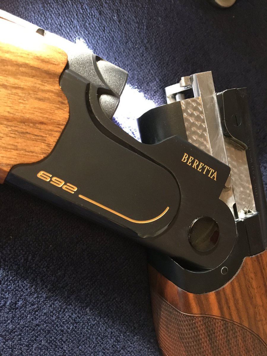 TheClayShots's tweet photo. No clouds. No wind. What a perfect day for the shooting range and some Trap pigeons! Nice along with my amazing @Beretta 692 Black👌#beretta https://t.co/YQmnG5aJB0