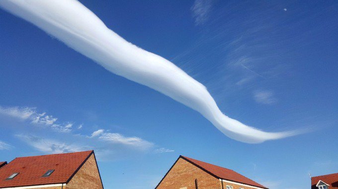Wow! Look at this unique cloud which formed above Cumbria because of the Helm Wind ow.ly/7yMP30bub0J #Cumbria #windy #CrossFell
