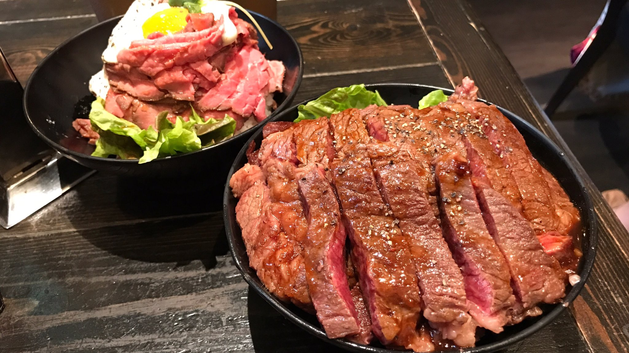 901 レッドロック原宿 ワンポンドステーキ丼とローストビーフ丼 5月1日にレッドロック仙台店がオープンしたとの事で 迷いましたが 原宿店に来てしまいました うまかった レッドロック ローストビーフ丼 ステーキ丼 レッドロック原宿 ステーキ