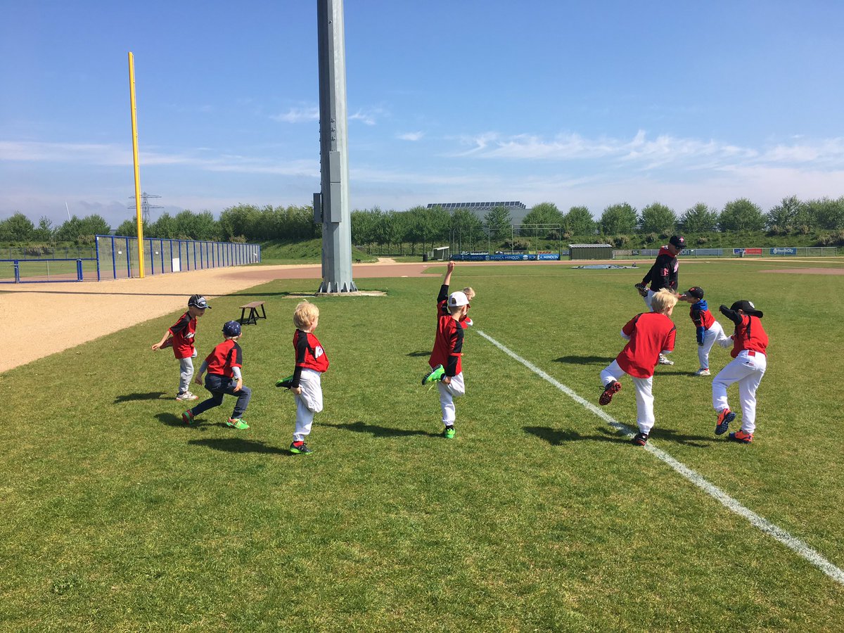 michellub's tweet photo. Winnende line-up van vandaag! #kinheim #beeball #rookies https://t.co/354tSSJH6s