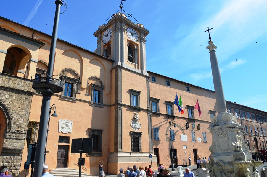 FiloDiretto's tweet photo. #Tarquinia festeggia la Croce Rossa. L’8 maggio la bandiera della CRI sarà esposta sulla facciata del palazzo comunale https://t.co/gvSKRp7kYm
