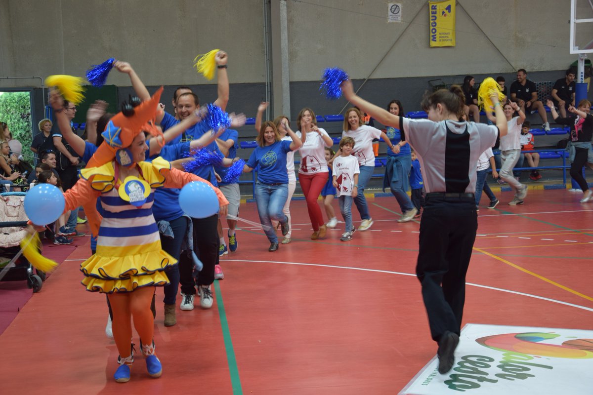 FAB_Andaluza's tweet photo. Conga-Basket-Conga... ALEGRÍA 🏀🌹😀 I Copa #Valorcesto @CBConquero @adAsuncion @BASKETISLA @cbaislacristina 🏀🌹😀 https://t.co/q9lUHB37Pd