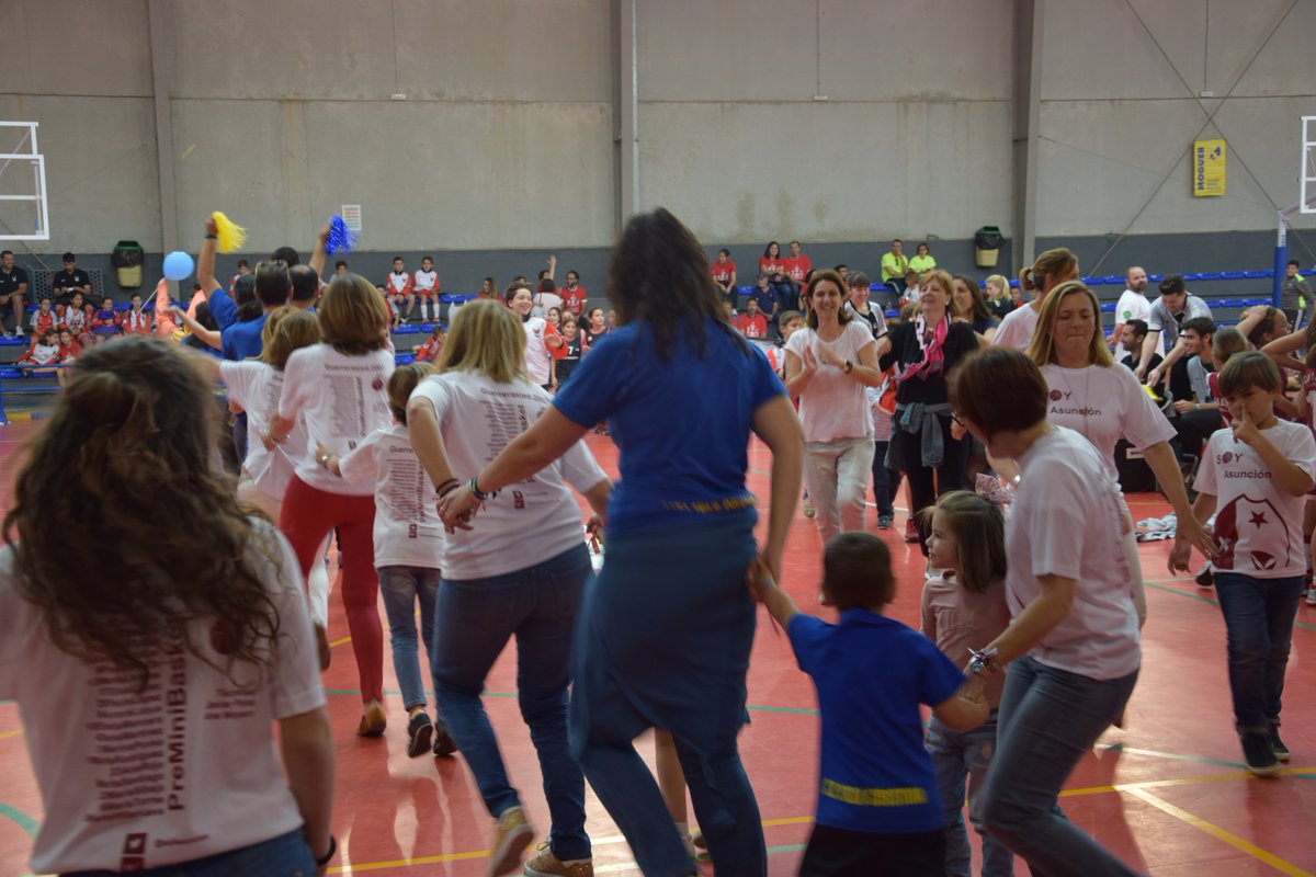 FAB_Andaluza's tweet photo. Conga-Basket-Conga... ALEGRÍA 🏀🌹😀 I Copa #Valorcesto @CBConquero @adAsuncion @BASKETISLA @cbaislacristina 🏀🌹😀 https://t.co/q9lUHB37Pd