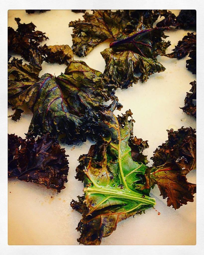 WhineOnTheRocks's tweet photo. Kale chips. Requested by The Wife, Ph.D. #KaleChips #HomemadeFood #MenThatCook #Kale #AddictiveFood https://t.co/Hl5cP6j5Ku https://t.co/mCBgbEJq4b