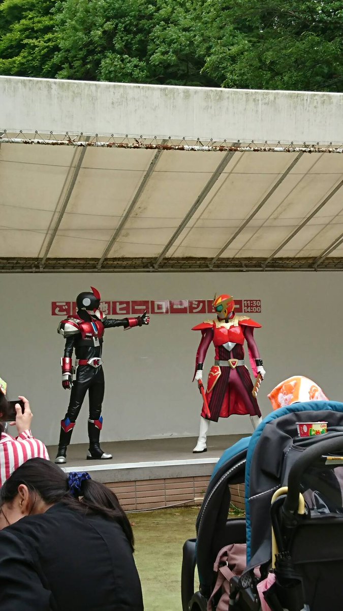 吹王火剣フクオカリバー على تويتر 今日はださいふ遊園地で ご当地ヒーローショー キタキュウマン ヤバイ仮面 フクオカリバー をしてきました 午前中は霧雨が降ったりやんだりのお天気でしたが 午後はかんかん照り 汗だらだら みなさんと握手会や写真撮影が