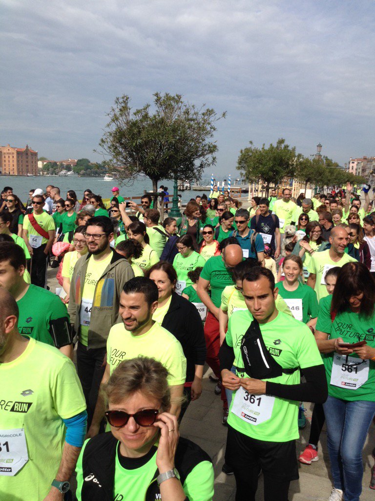 paolopellizzari's tweet photo. Il fiume dei partecipanti alla #yourfuturerun @cfsie1 @radiocafoscari Bello partire con le avanguardie... (1) https://t.co/kCelOuE8vD