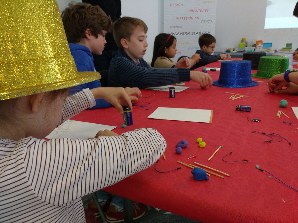 VermisLAB's tweet photo. Os sombreiros de cores fan presencia para axudarlles @s nos@s creativ@s a xerar ideas no @InterplayFest en @carballo_gal #interplay17 https://t.co/SZxHVlDRjN
