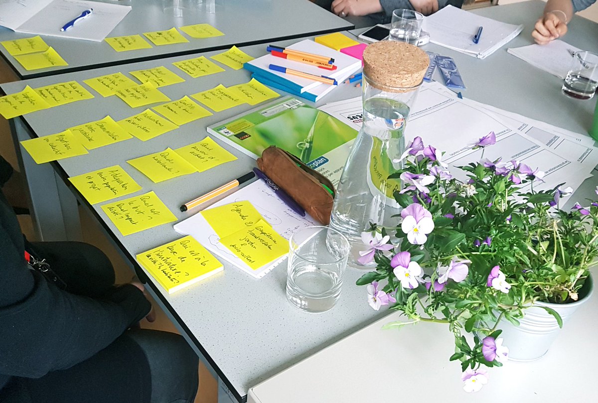 ScienceEtCite's tweet photo. So sieht Nachdenken über #UrbanGardening aus... Ein Post-it-Gartenbeet🥕 Ideen entstehen: #FocusFood! https://t.co/ZfbqMeGyCn