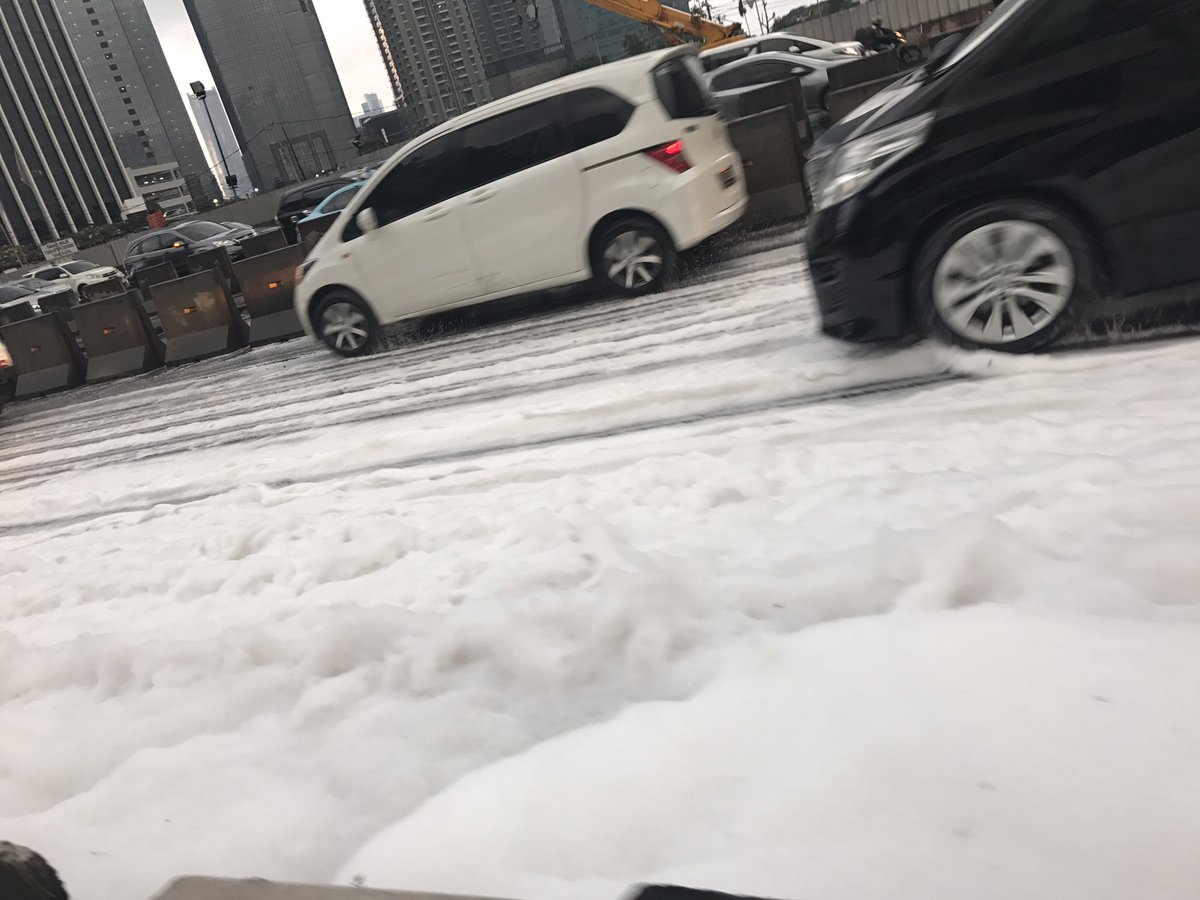 seperti salju ya tp ternyata busa hehe Jl. Sudirman depan Ratu Plaza dan seterusnya banyak busa memenuhi Jalan,Just Info agar berhati-hati😊