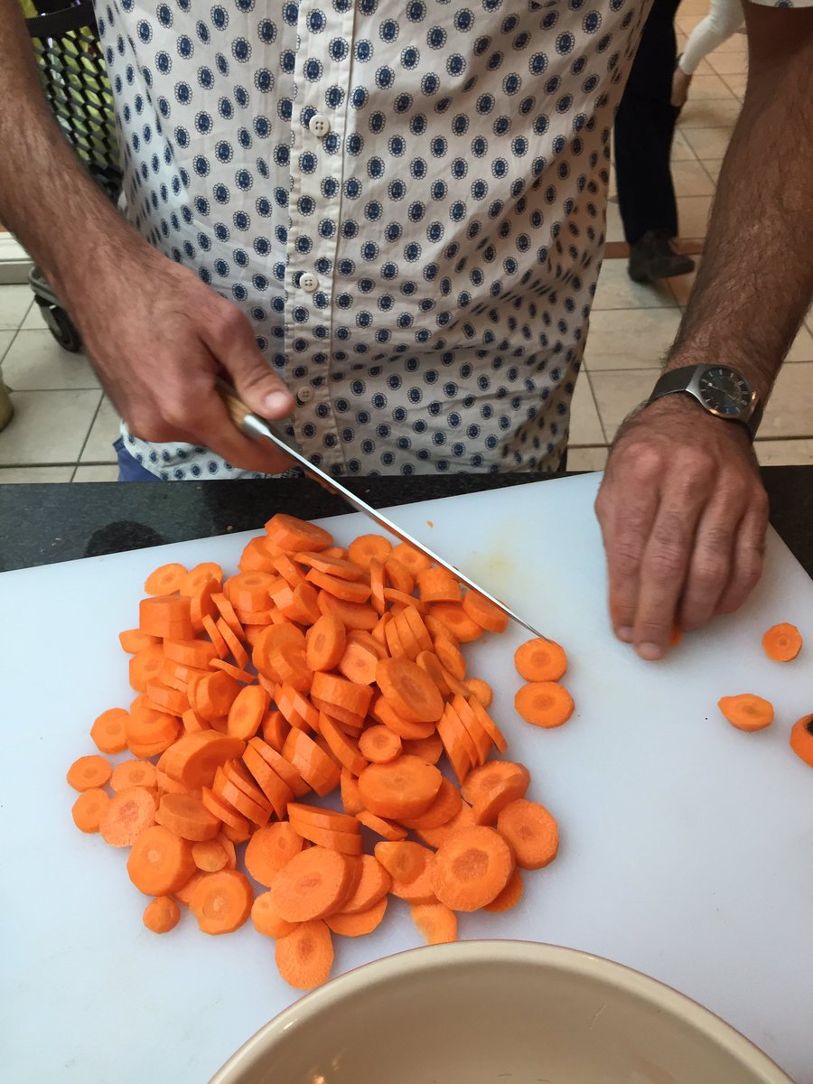 longevitymag's tweet photo. I wish I could chop carrots as quickly and neatly as @ubiquitouschimp! #WoolworthsFood @HPCHydePark #chefinmotion #healthyfood https://t.co/g05qtWfyCR