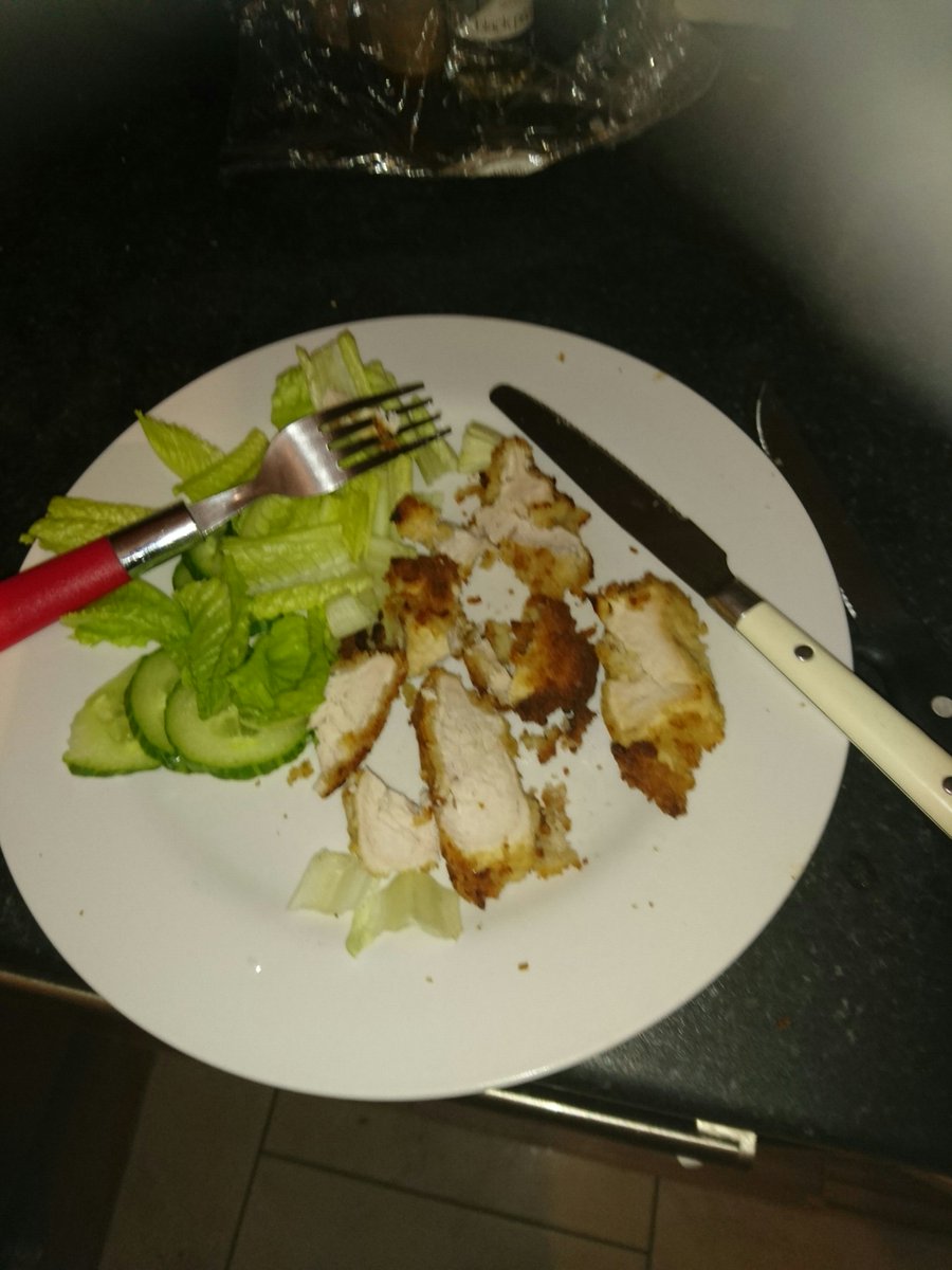 RoryHayes1's tweet photo. Hey @GordonRamsay what do you think of my friends healthy chicken salad? She's a future nutritionist! https://t.co/ap4xwhKofU
