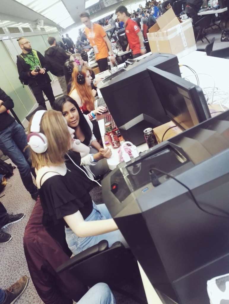 actu_jv's tweet image. Les gameuses #SmartCast , team 100% féminine sur #LeagueOfLegends , sont en place ! #RoadToVictory #DHFR17 #eSport @DreamHackFR