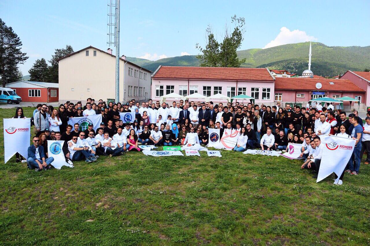 Abant İzzet Baysal Üniversitesi’nin önünde toplu fotoğraf çektirdik.
#asomder #aşçılıkkampı #ulusalaşçılıkkampı