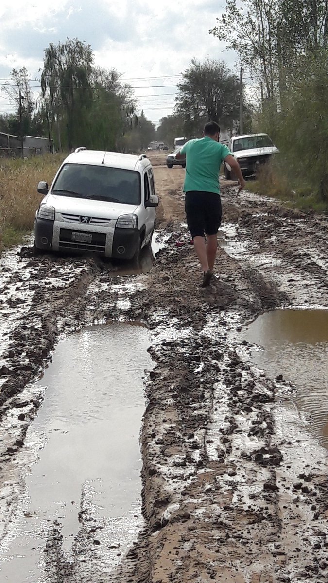 YaniOrihuela's tweet photo. -Queres venir a casa?
-No puedo se me encajo la chata.
-Pero estoy solita..
-... https://t.co/8dHiD8w3VL