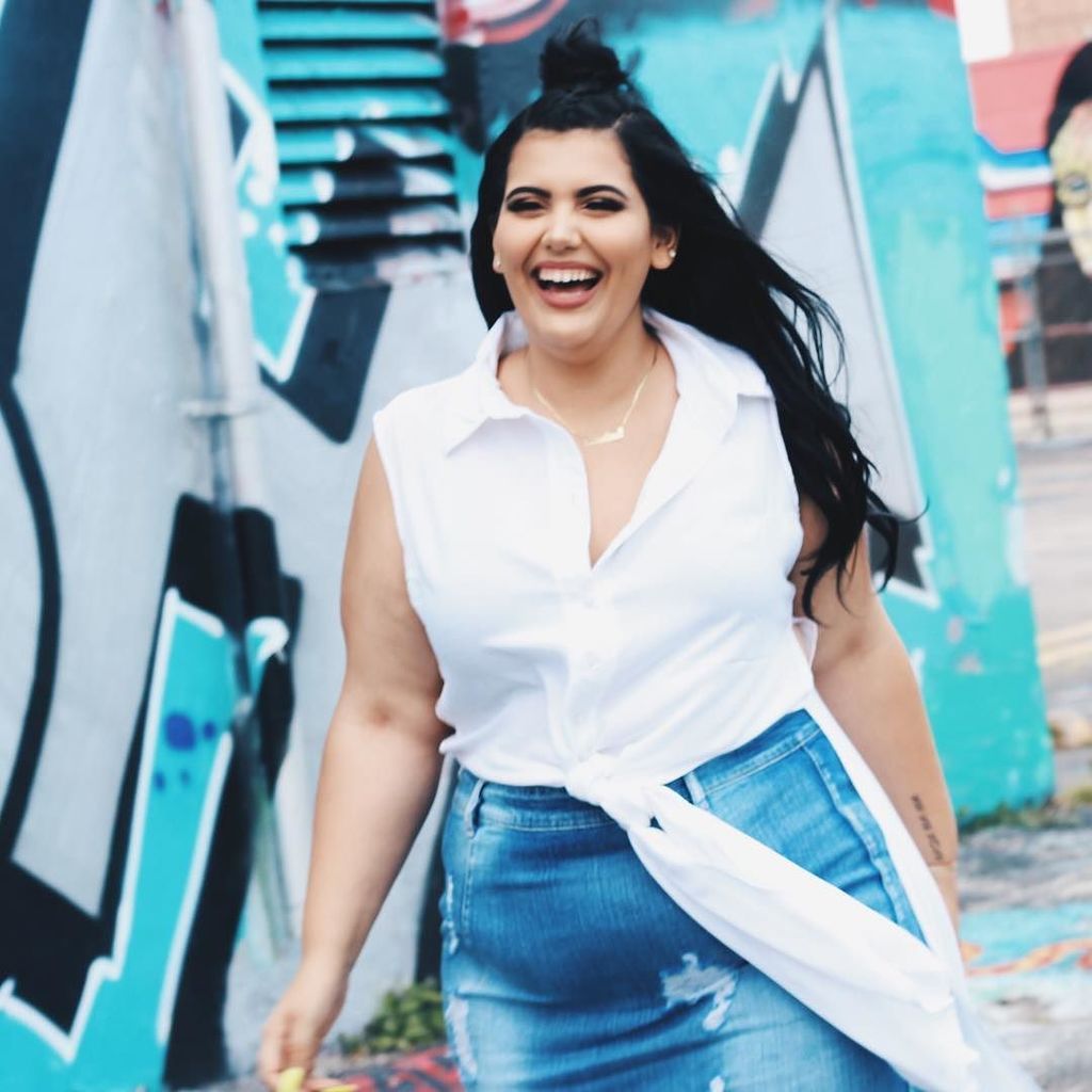 FTFSnaps's tweet photo. Loving this tie front tunic + jean skirt combo! 👌😍@carolinareyna_ #FTFSelfie #WeekendVibes https://t.co/yioIyw2isT https://t.co/gZmI8l3nYk
