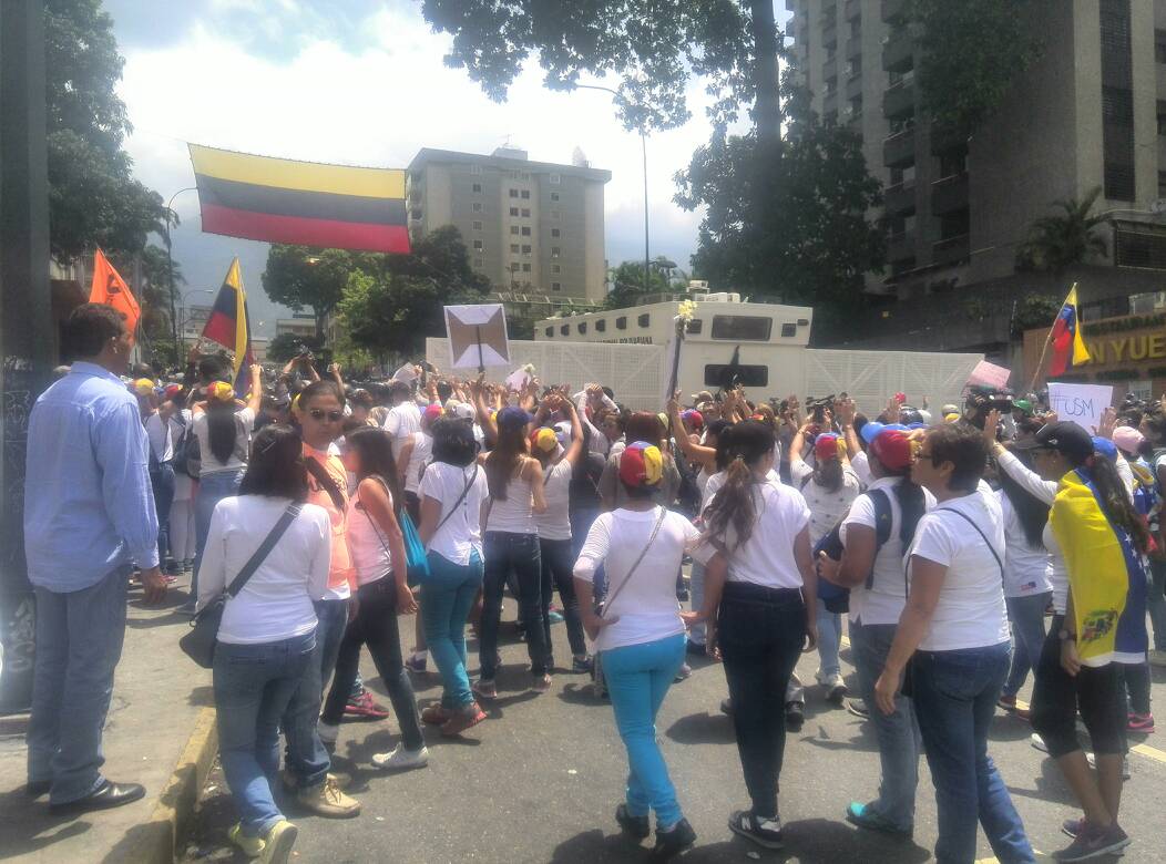 fernandzarnaldo's tweet photo. #YoReportoEl3M 11:30 am La marcha convocada por la oposición es trancada por la PNB a la altura de El Bosque https://t.co/WdNTLvbTdA