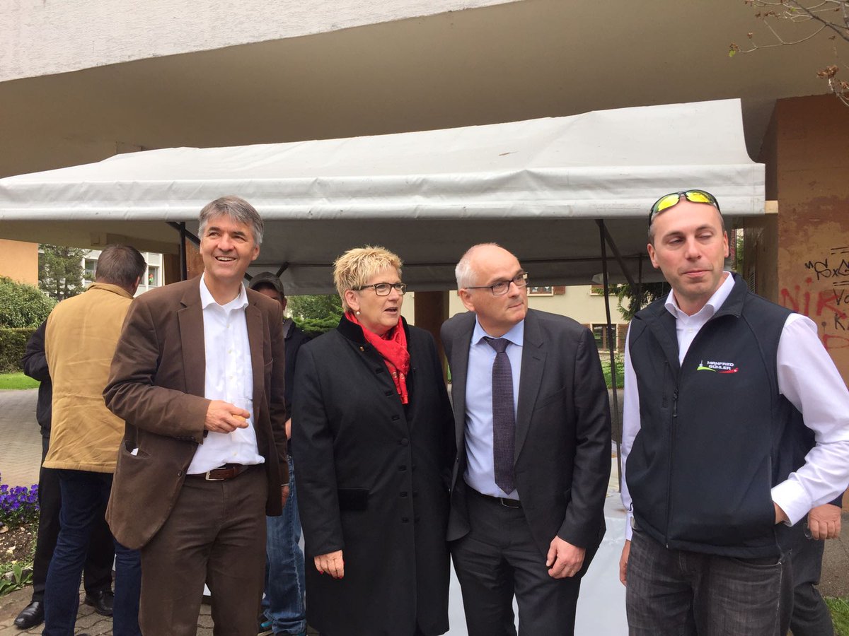 MoutierPrevote's tweet photo. Conseillers d’Etat, parlementaires fédéraux et maires ont fait le déplacement pour rencontrer la population prévôtoise. https://t.co/ttVJ7rIohR