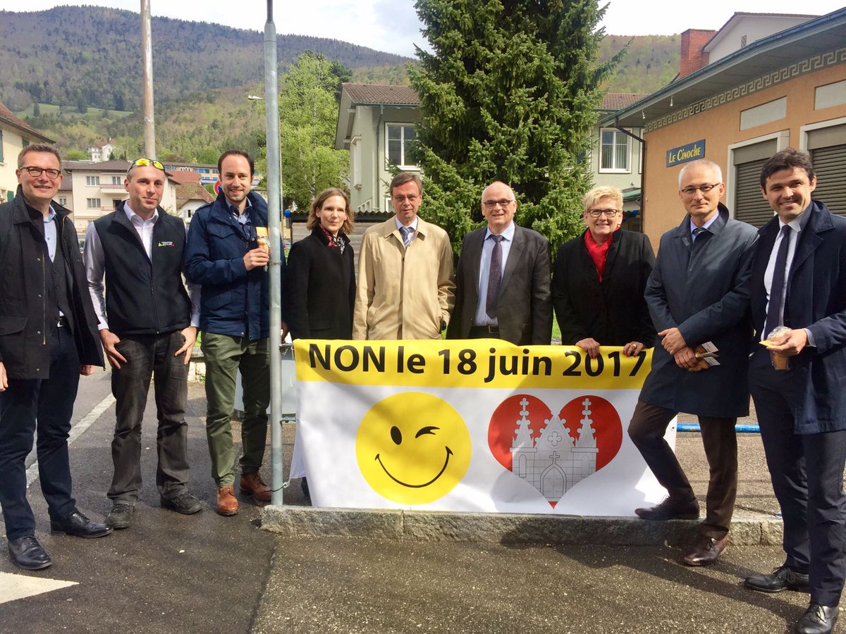 MoutierPrevote's tweet photo. Conseillers d’Etat, parlementaires fédéraux et maires ont fait le déplacement pour rencontrer la population prévôtoise. https://t.co/ttVJ7rIohR