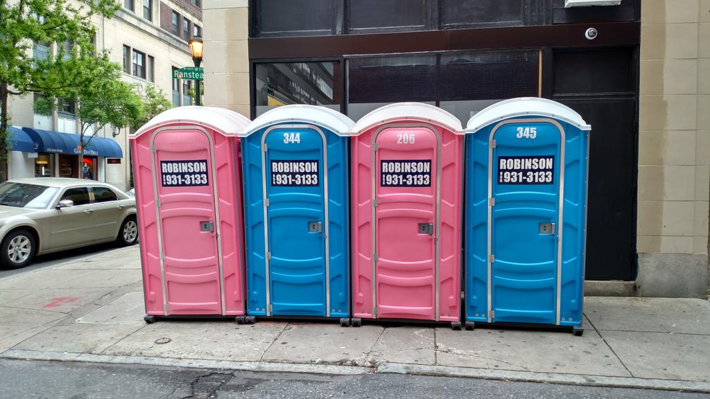 feedbaylenny's tweet image. Gotta be equal &amp;amp; proper! Apparently 2 port-o-potties for the boys &amp;amp; 2 for the girls! #gottago #bodilyfunctions