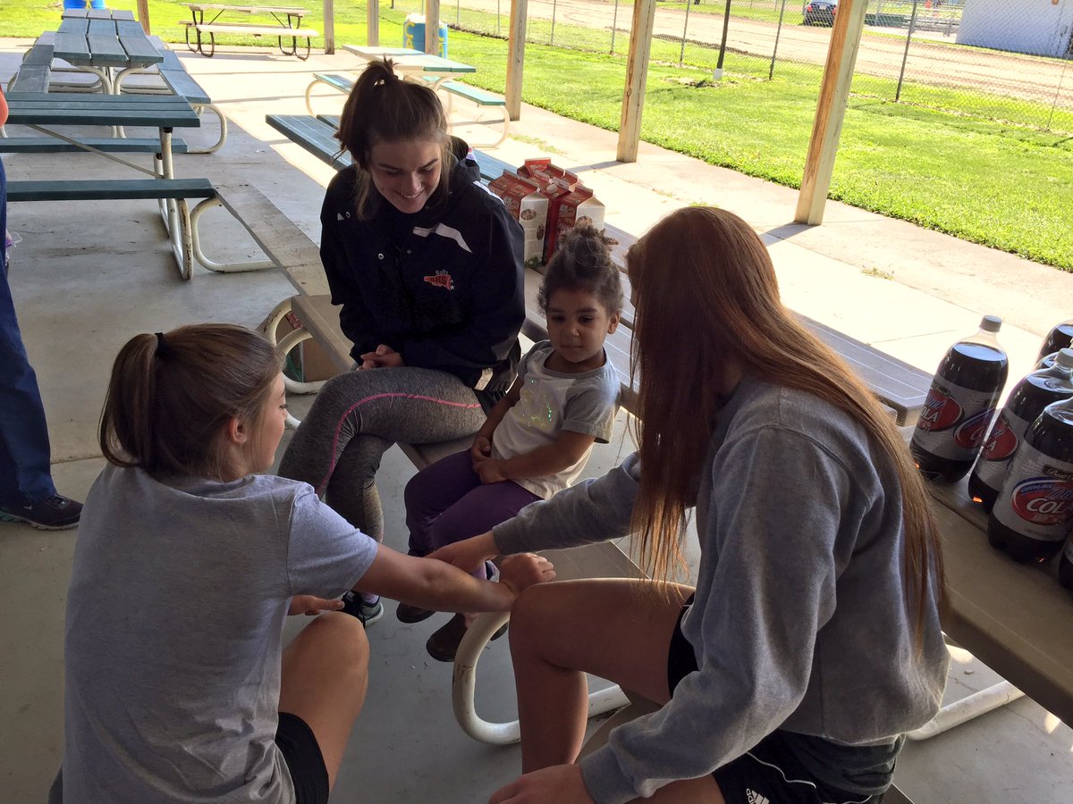 JacobBlum44's tweet photo. No better way to start your day than serving others. Thanks to all of the NHS members who were able to help this morning. #StantonSmart https://t.co/bBCla9nmSG