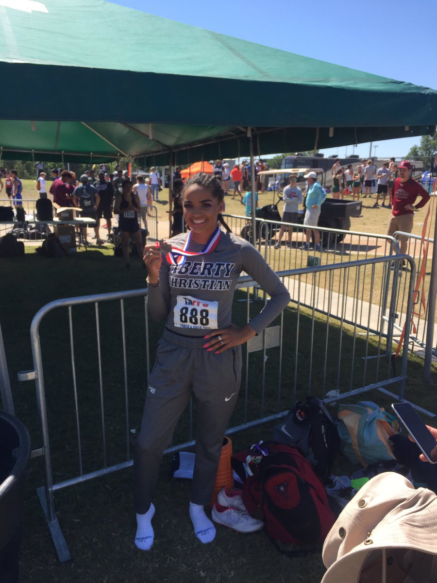 RossRoby1's tweet photo. @LibertyArgyle @NavyOut @eboni_kayann let's goooo #trackandfield #fast #breakingrecords #shesofast #state https://t.co/pggF014HeW