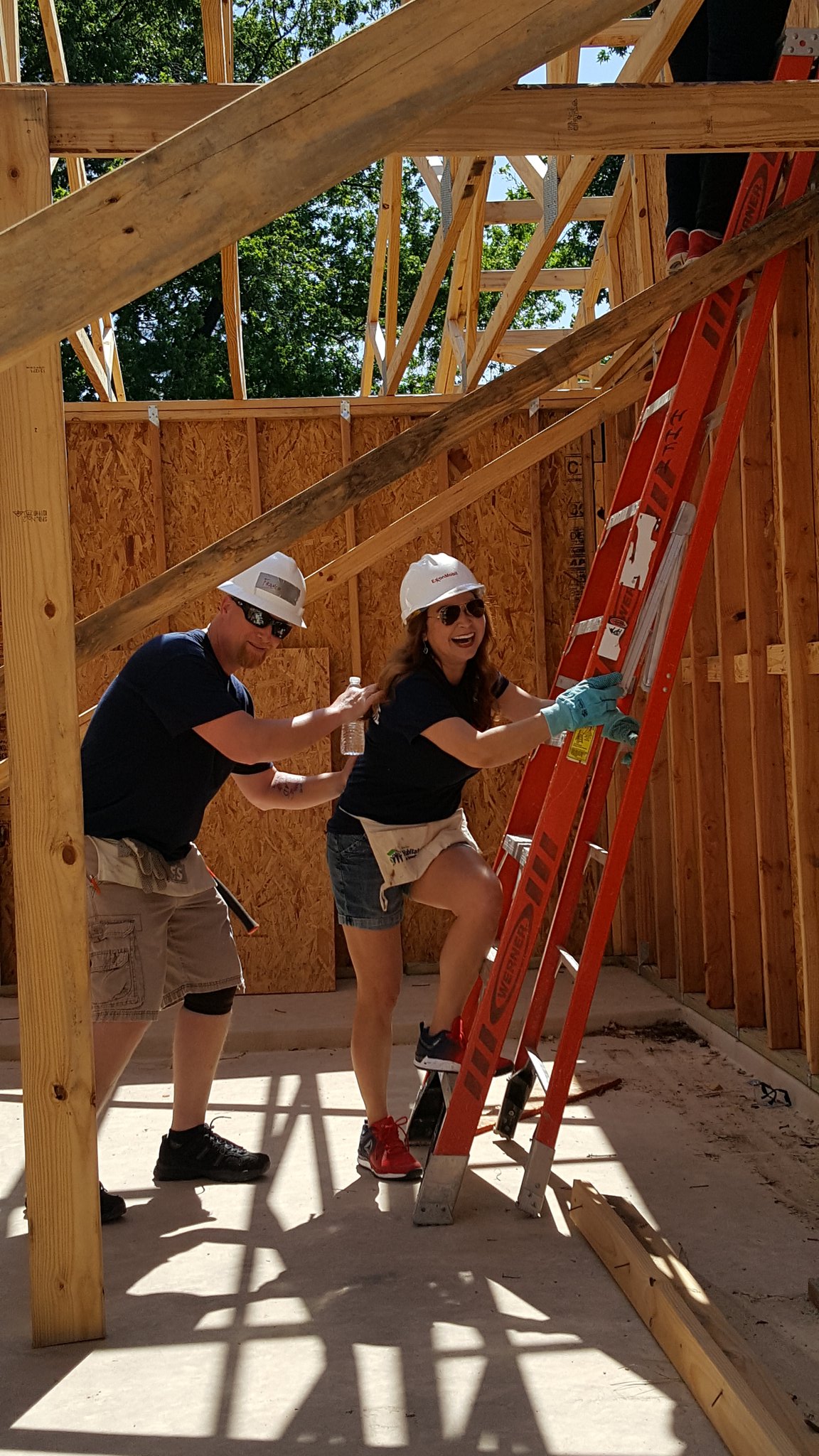 Makn sure @debbiethetexan doesn't fall from ladder ud83eudd23ud83eudd23ud83dudc4d #TexansCare https://t.co/FeVhlRnsVV