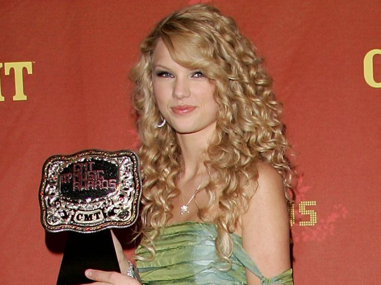 thisisinsider's tweet image. 28 photos that show how Taylor Swift's beauty looks have evolved through the years 
insder.co/2pkPBRb