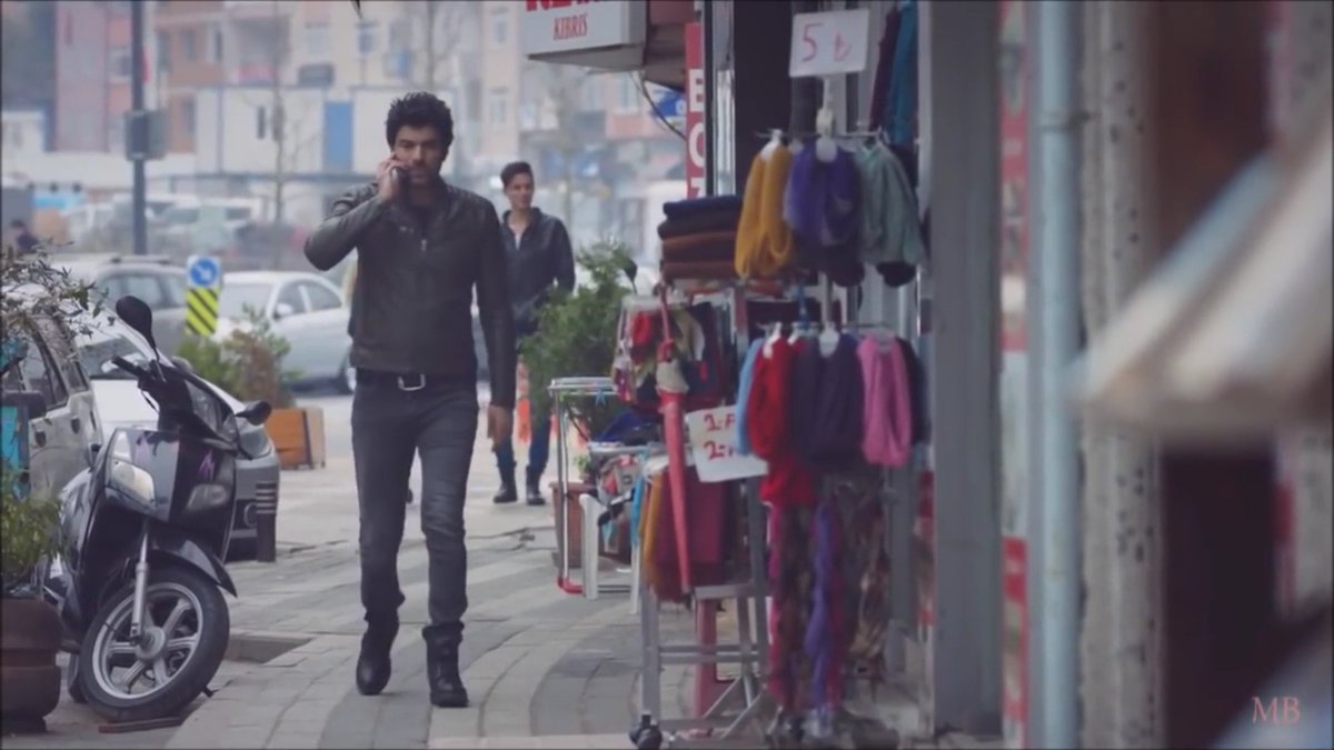 Azizamoslim's tweet photo. #EnginAkyürek 
إنجين الشموخ، شامخ بطبعه بوقفته بمشيته. إنجين الكاريزما، المتفرد في كل شيء، فلا أحد يشبهه، ولن يقلده أحد، كوكب آخر تم اكتشافه https://t.co/yd1kFNOFGv