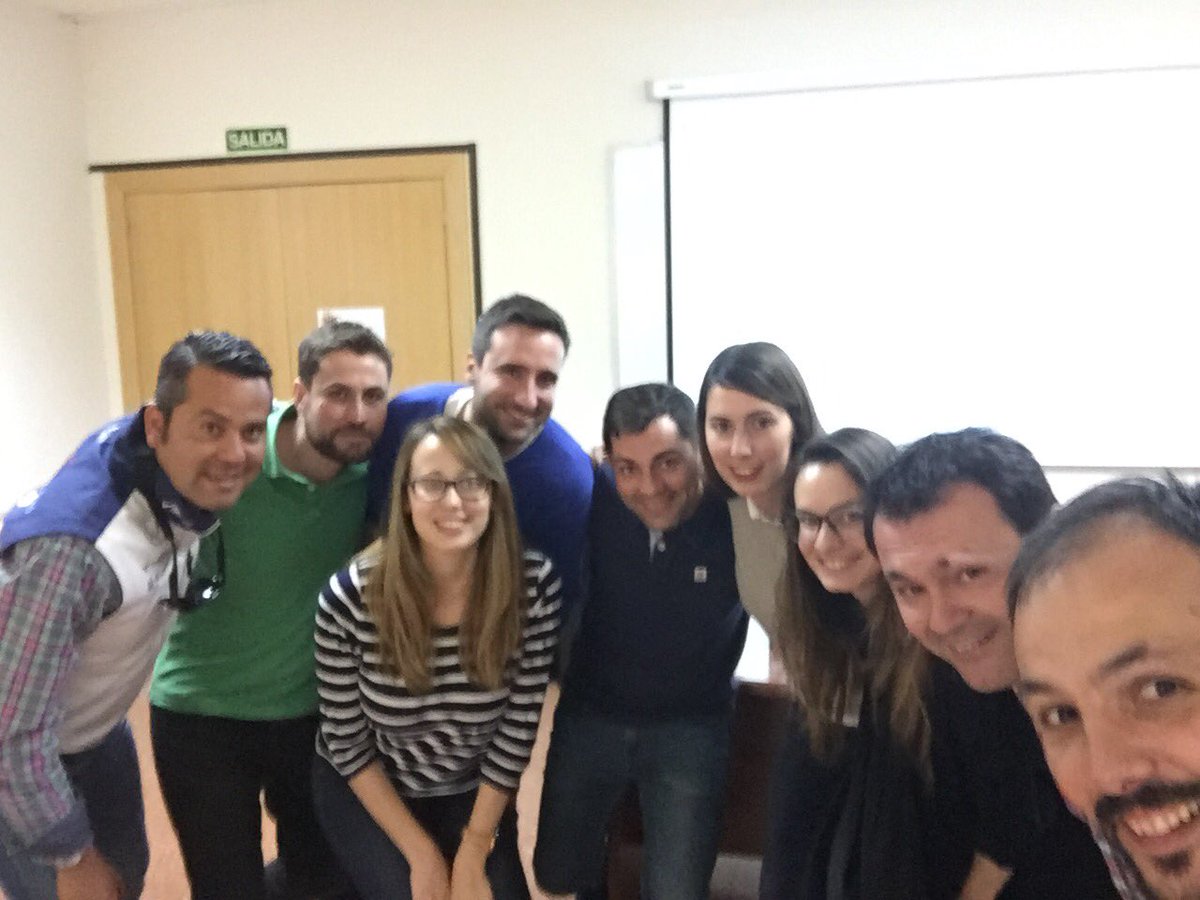 idLiderazgo's tweet photo. Fantástica sesión en @iude_uniovi...gracias por la participación y la energía..."La i de liderazgo" con @guisua71 @YayoAriasMontes https://t.co/zgi0M2YtjQ