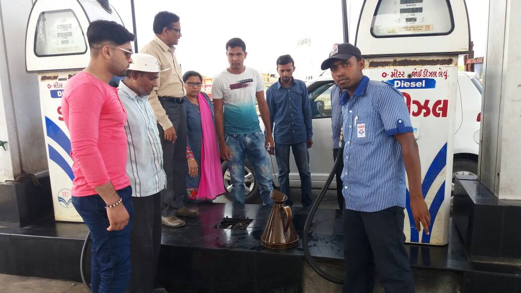 HPCL's tweet photo. Large number of customers witness. Q&amp;Q checks @HPCL Krishak petroleum Navsari, Gujarat https://t.co/FdX5GxbqDD