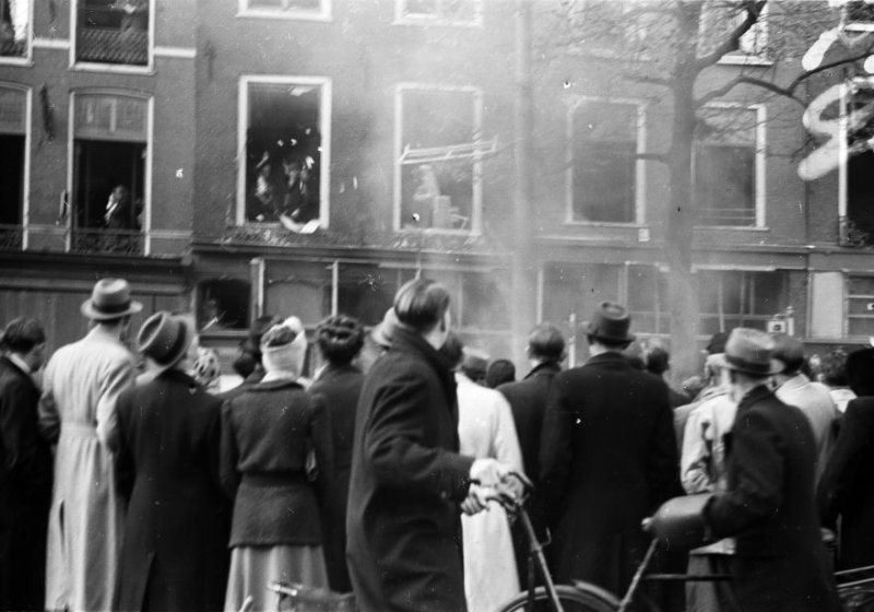 In Den Haag worden NSB’ers mishandeld en hun huizen gesloopt. Het meubilair wordt, als het niet meegenomen wordt, op straat verbrand. #1945