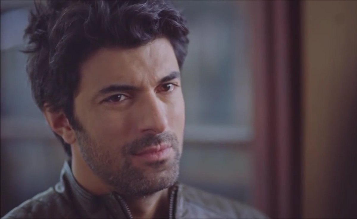Azizamoslim's tweet photo. #EnginAkyürek عيون القمر الحزين، فإذا حزن القمر الذي في عيناك، تنعطف النجوم عن مسارها، وتشتاق أمواج البحر لمغازلة انعكاس قمرها https://t.co/jucY3AFDKM
