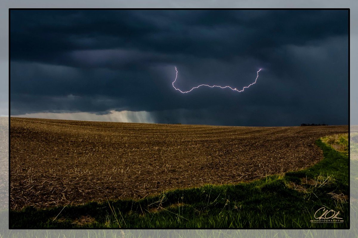 mark_tarello's tweet photo. ZAP! Lightning seen this past Wednesday from Grant County, Minnesota. Photo credit: Chris Olson. #Lightning #MNwx https://t.co/YUyD8Na8mi