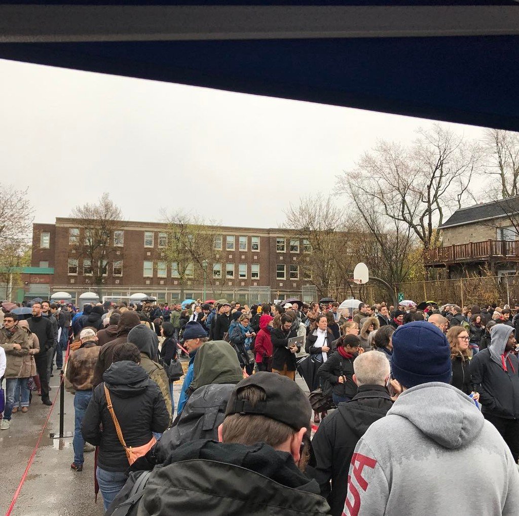 tewmgd's tweet photo. Autant de monde pour le deuxième tour ici à #Montreal #elections2017 https://t.co/BgKeOga9GH https://t.co/7fieghASON