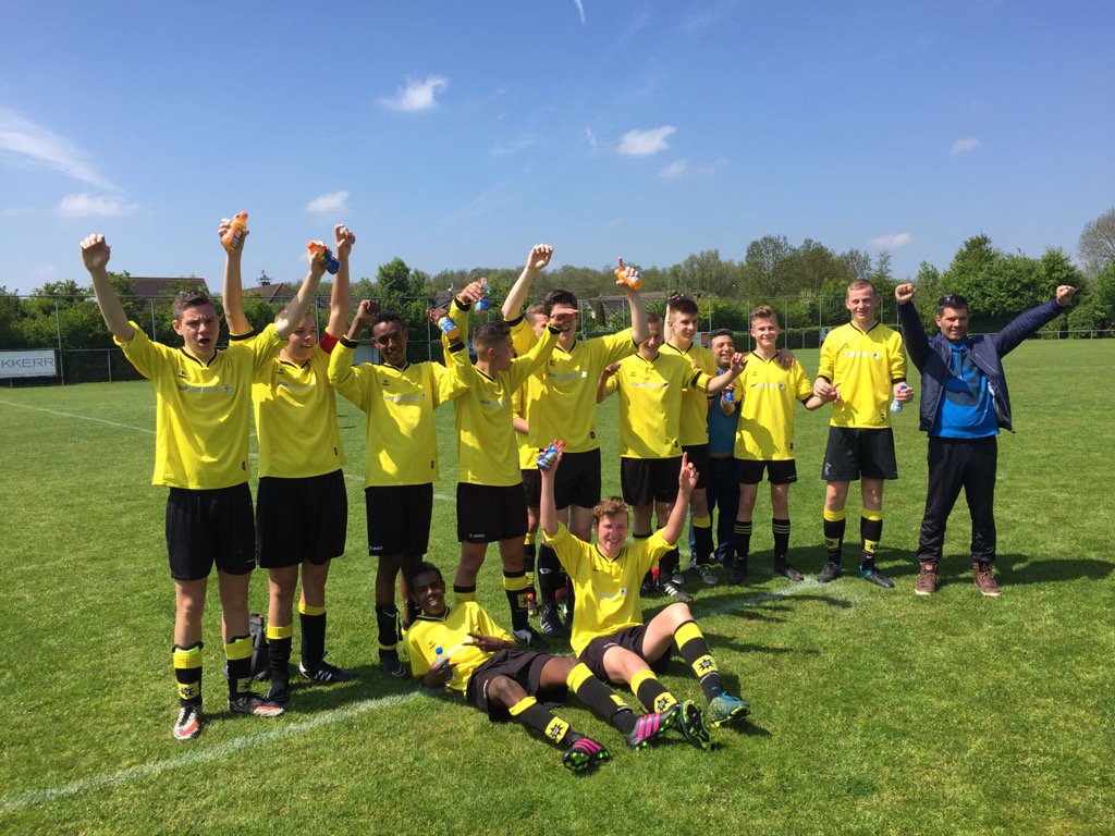 RiaWemelsfelder's tweet photo. Hulde voor de mannen van JO17-2 #vvga #kampioenen @vvgrootammers https://t.co/6VD0OFY40A