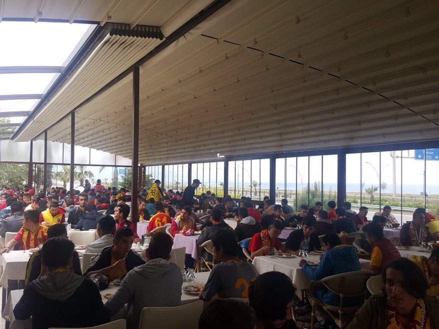 Haberula's tweet photo. Kayserispor taraftarları 18 otobüs ile Trabzon şehrine vardı ve Trabzonspor taraftarı ile birlikte yemek yedi. https://t.co/yyM6LYPvPY