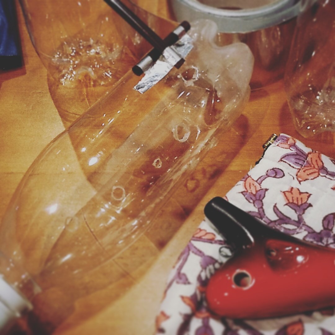 藤香 ペットボトルでオカリナ試作中 唄口を平にすると ペットボトルの蓋をした場合音が殆ど鳴らないのだけど 陶器オカリナに倣って にしたら音が鳴った しかも蓋をしなかった時はド ラくらいが限界だった 藤香 ペットボトルでオカリナ試作中 唄口を平にすると ペットボトルの蓋をした場合音が殆ど鳴らないのだけど 陶器オカリナに倣って にしたら音が鳴った しかも蓋をしなかった時はド ラくらいが限界だった